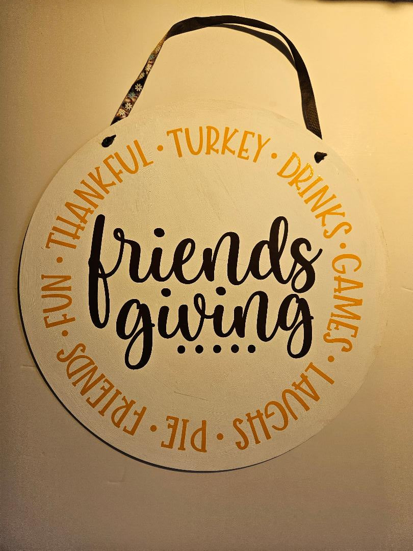 Freindsgiving Wooden Circle Sign